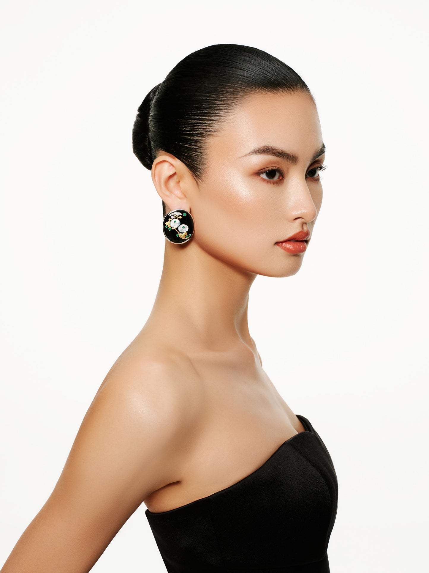 「The Window Harbors Autumn Blooms」 Emeralds & Agate Earrings