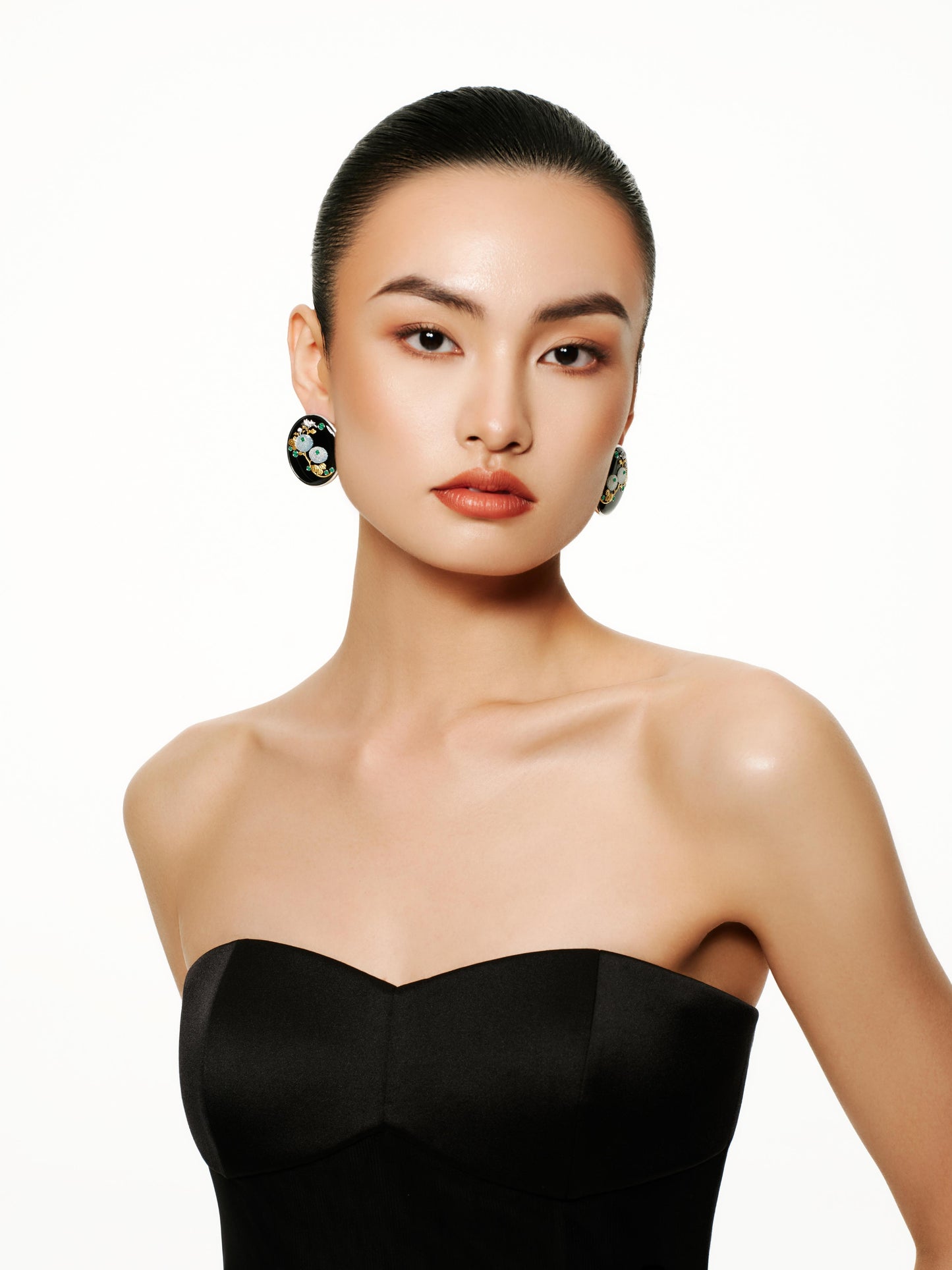「The Window Harbors Autumn Blooms」 Emeralds & Agate Earrings
