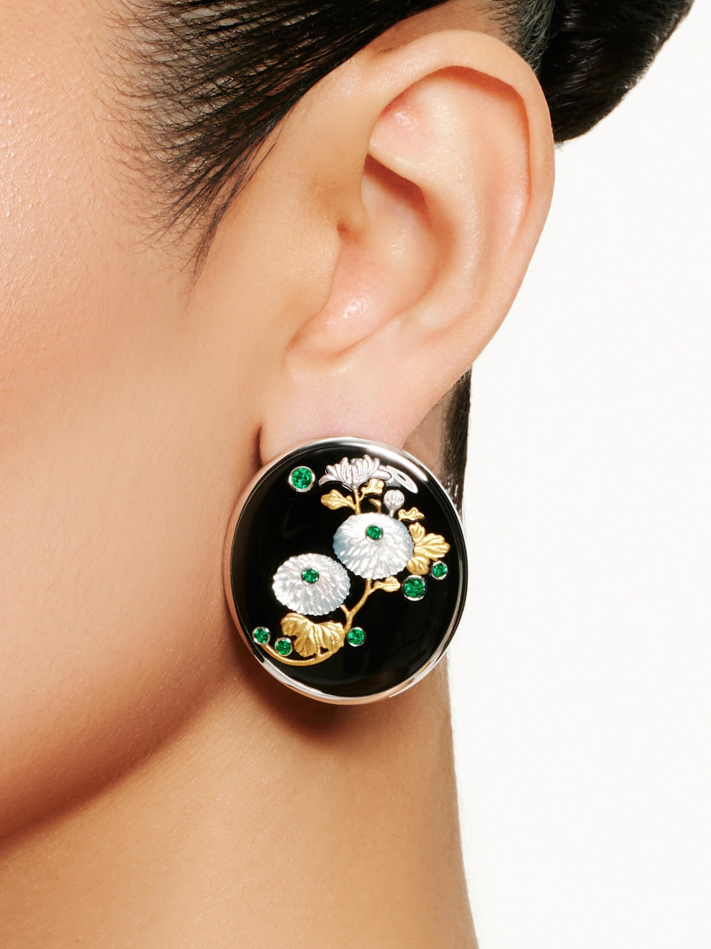 「The Window Harbors Autumn Blooms」 Emeralds & Agate Earrings